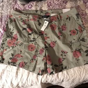Lane Bryant printed chino shorts 18